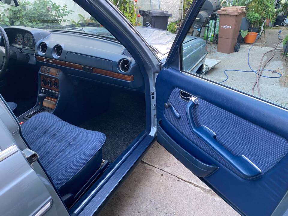 Image 14/26 of Mercedes-Benz 280 E (1982)