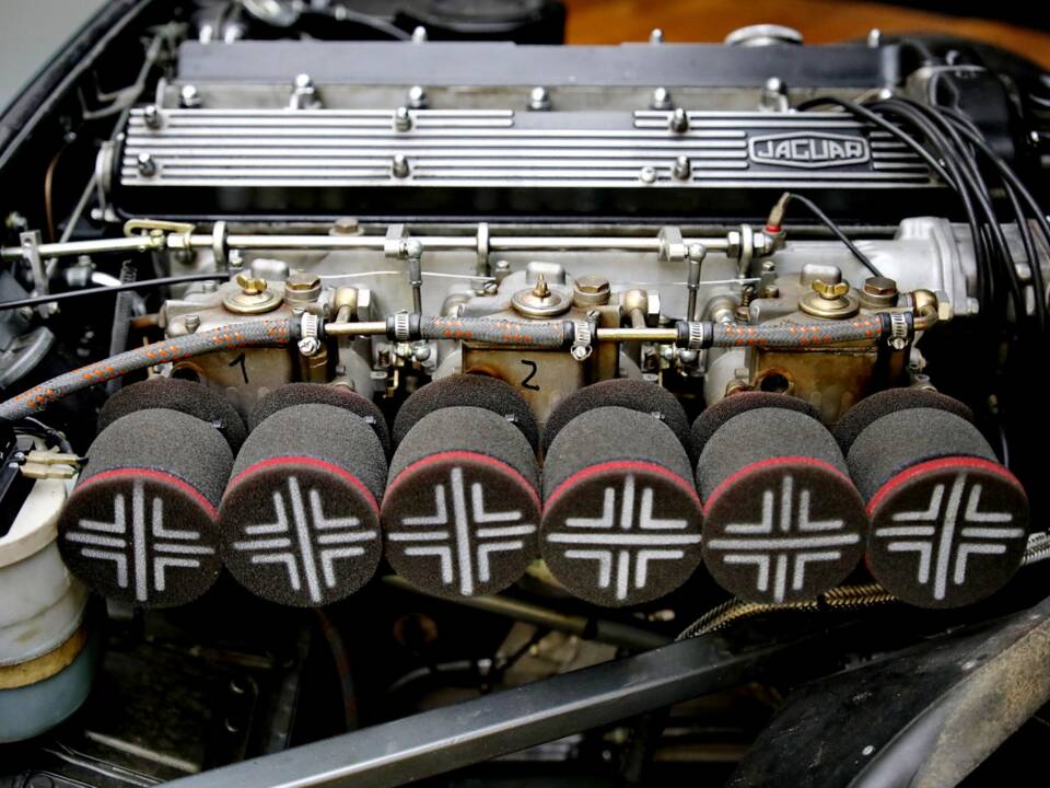 Image 14/17 de Jaguar E-Type (1970)