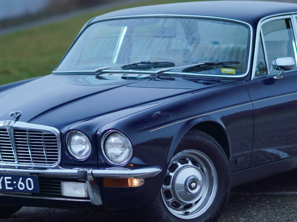 Image 13/26 de Jaguar XJ 6 L 4.2 (1976)