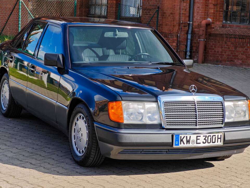 Bild 25/26 von Mercedes-Benz 300 E (1991)