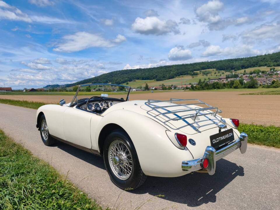 Image 2/27 of MG MGA 1500 (1958)