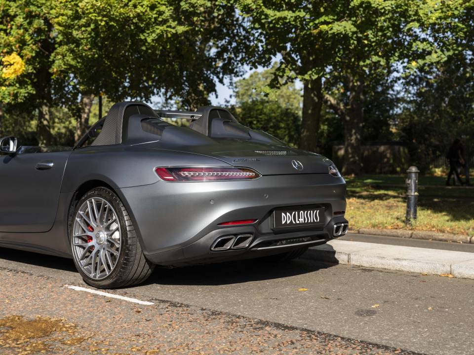 Image 15/36 of Mercedes-AMG GT-S (2019)