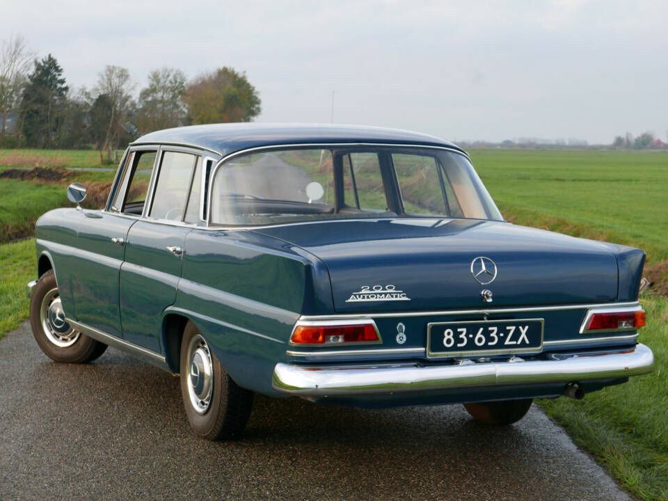 Image 2/39 of Mercedes-Benz 200 (1967)