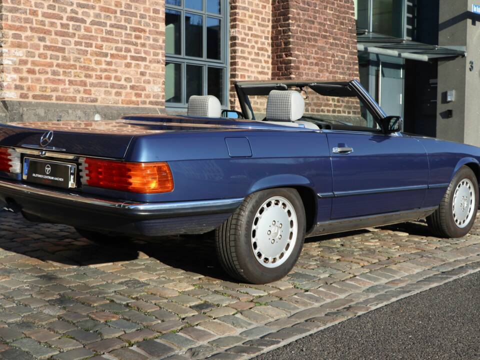 Image 17/43 of Mercedes-Benz 300 SL (1989)