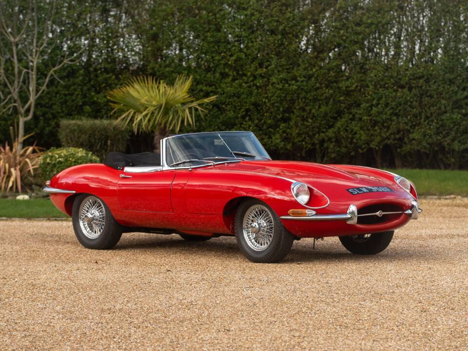 Image 15/50 de Jaguar E-Type (1967)