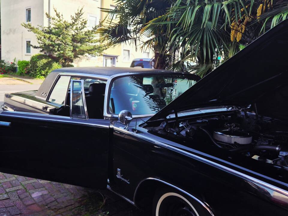 Image 2/5 of Chrysler New Yorker 2-Door Hardtop (1964)