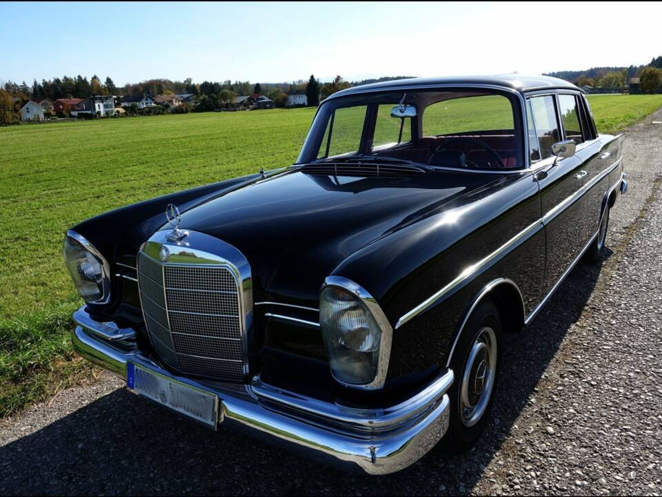 Image 2/20 of Mercedes-Benz 300 SE (1962)