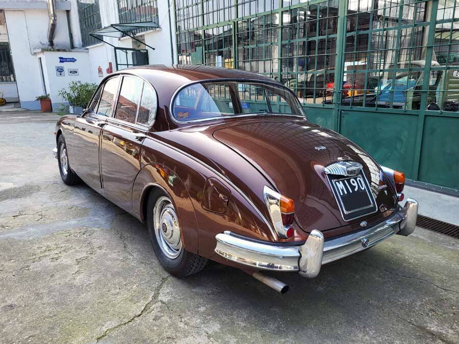Image 12/42 of Jaguar Mk II 2.4 (1964)