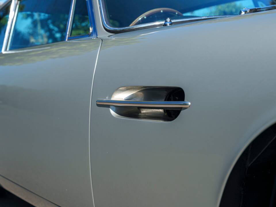 Immagine 9/27 di Aston Martin DB 6 Mk II (1971)