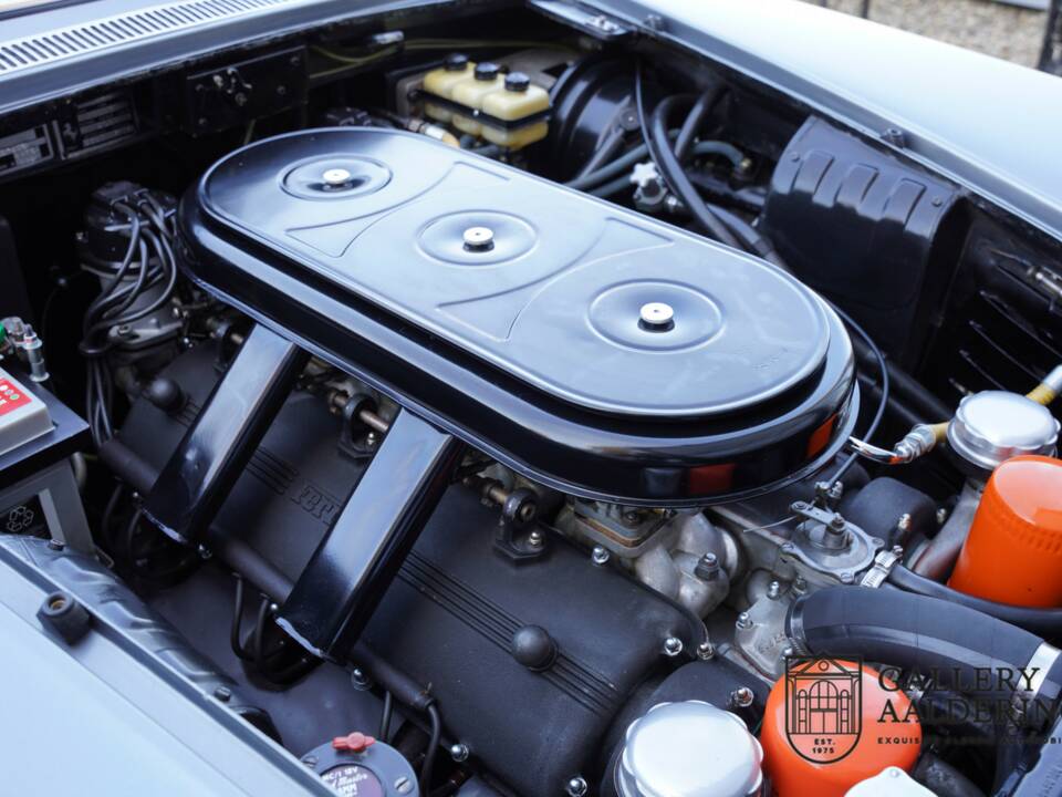 Image 10/50 de Ferrari 330 GT 2+2 (1965)