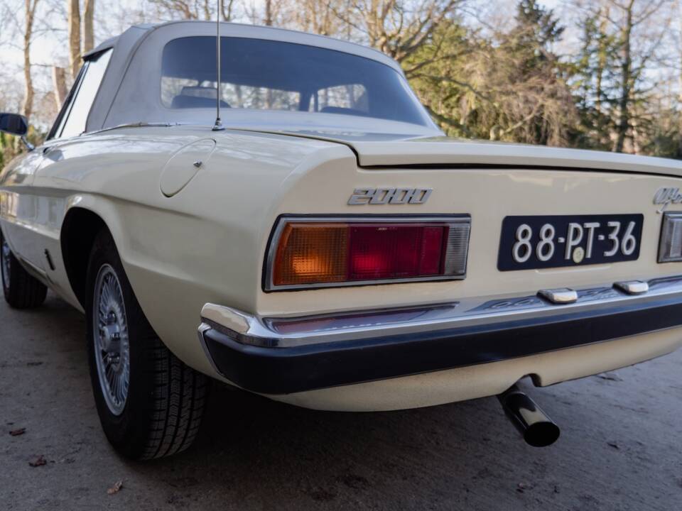 Image 11/58 of Alfa Romeo 2000 Spider Veloce (1977)