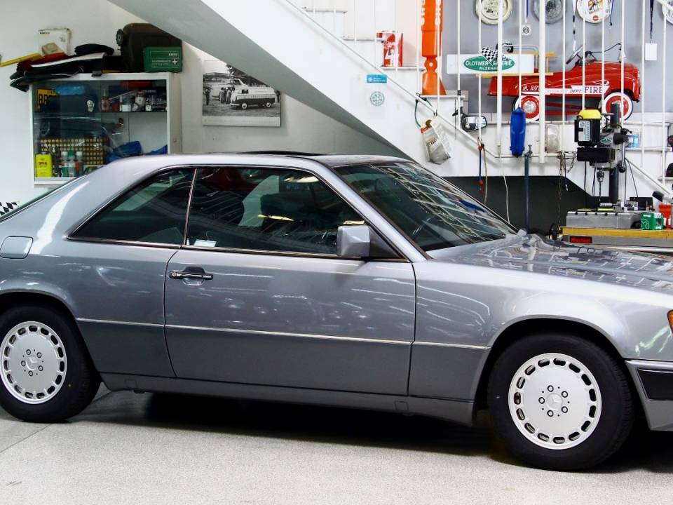 Image 6/23 of Mercedes-Benz 300 CE (1990)