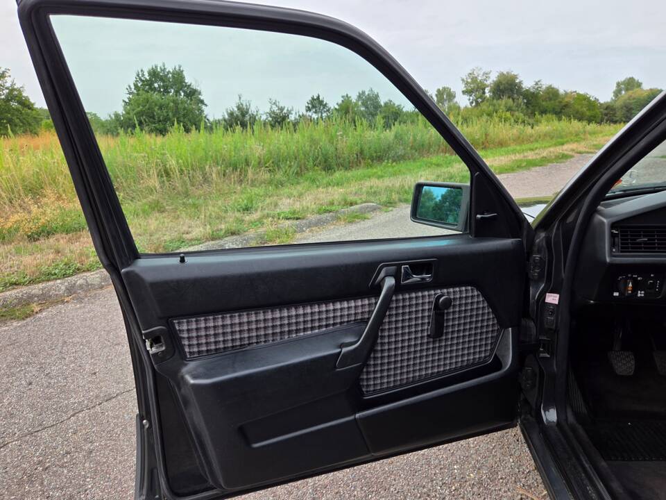 Bild 18/39 von Mercedes-Benz 190 E 1.8 (1992)