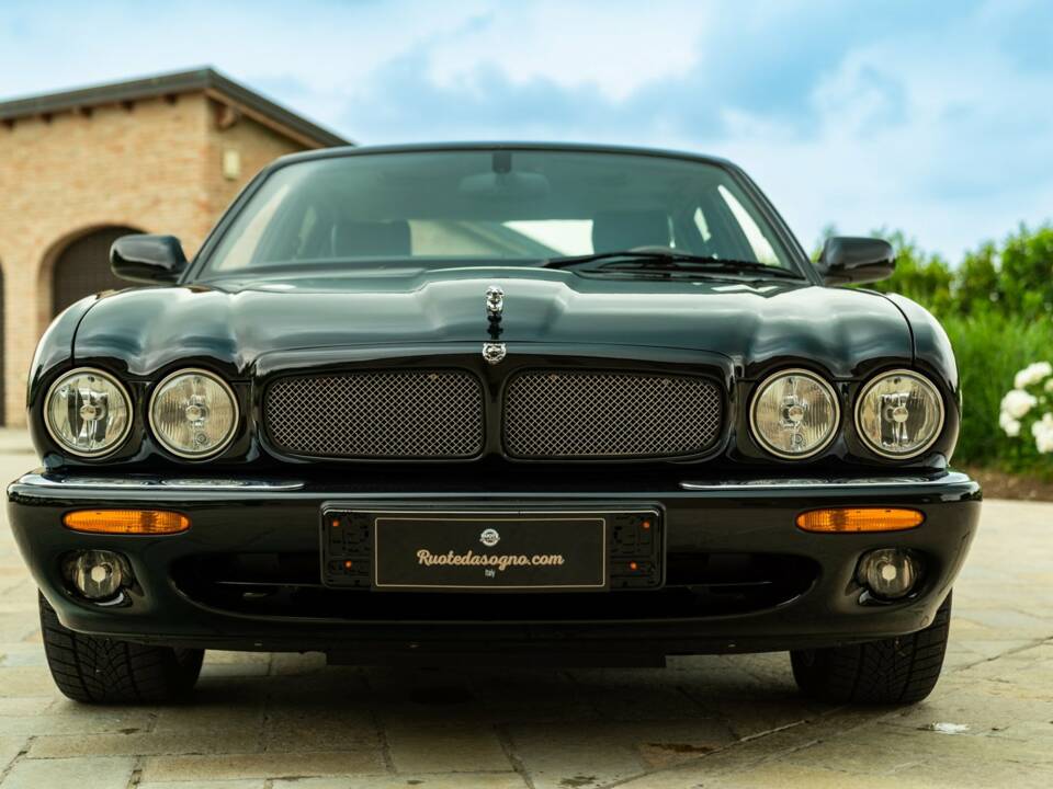 Immagine 11/50 di Jaguar XJR 4.0 (2000)