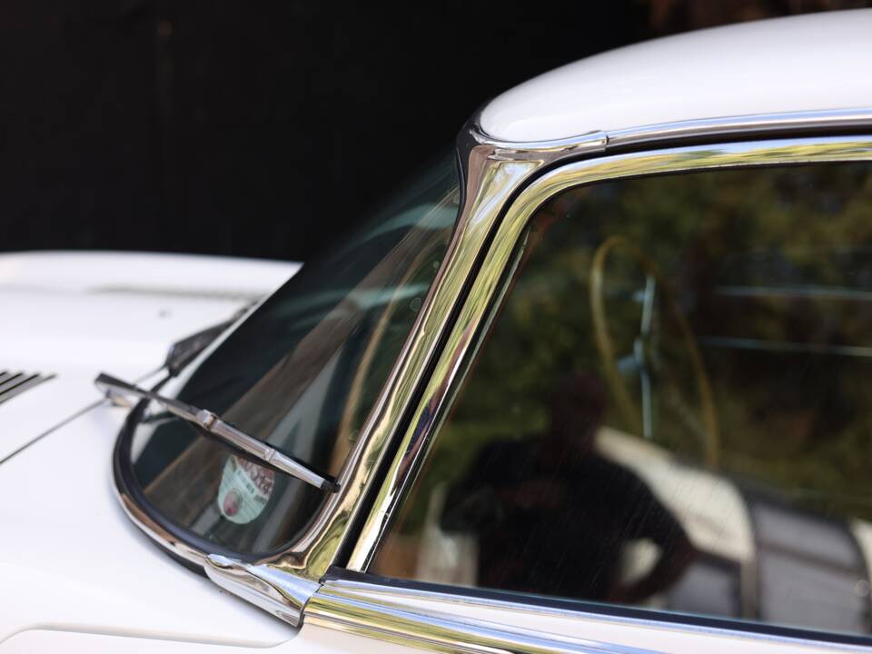 Image 17/50 de Jaguar Type E (2+2) (1970)