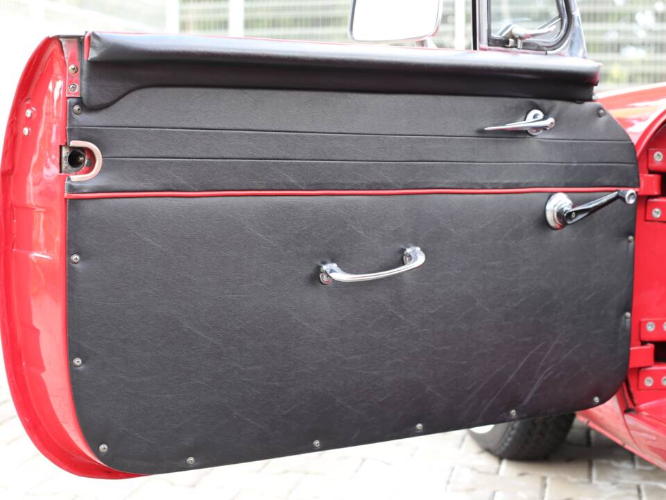 Image 21/49 of MG MGB (1966)