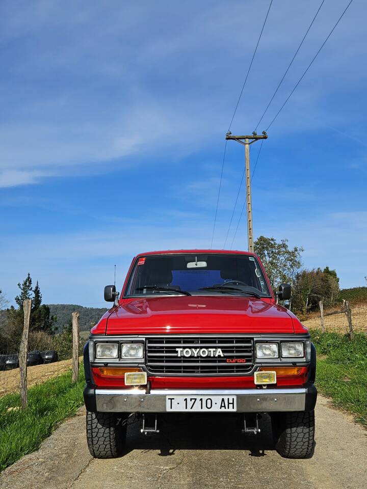 Image 2/57 of Toyota Land Cruiser HJ 61 (1989)