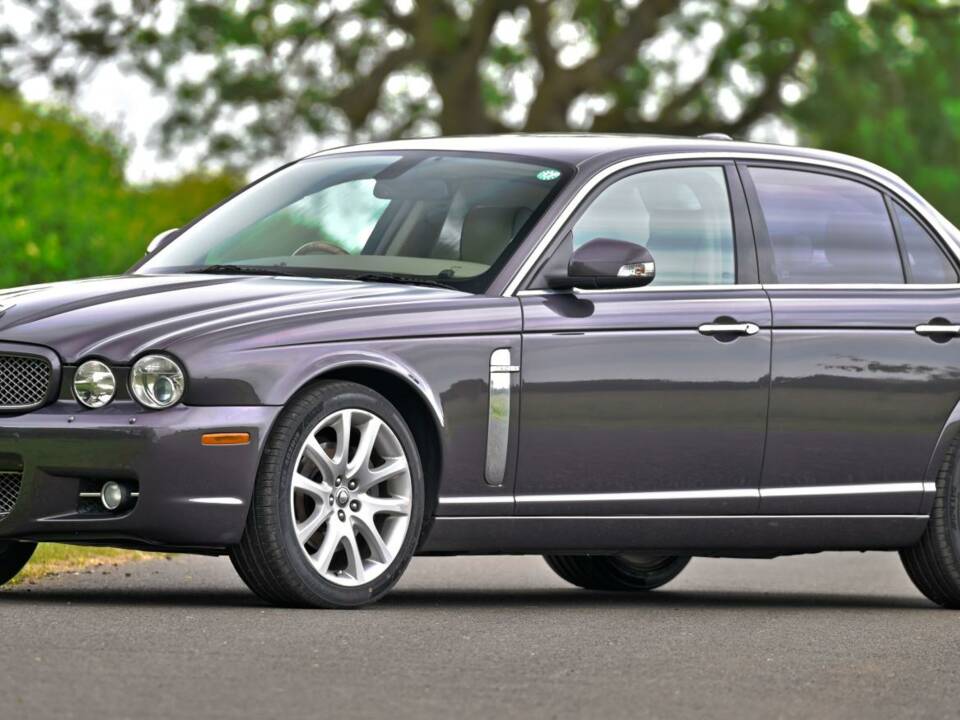 Image 1/50 de Jaguar XJ 8 4.2 (2009)
