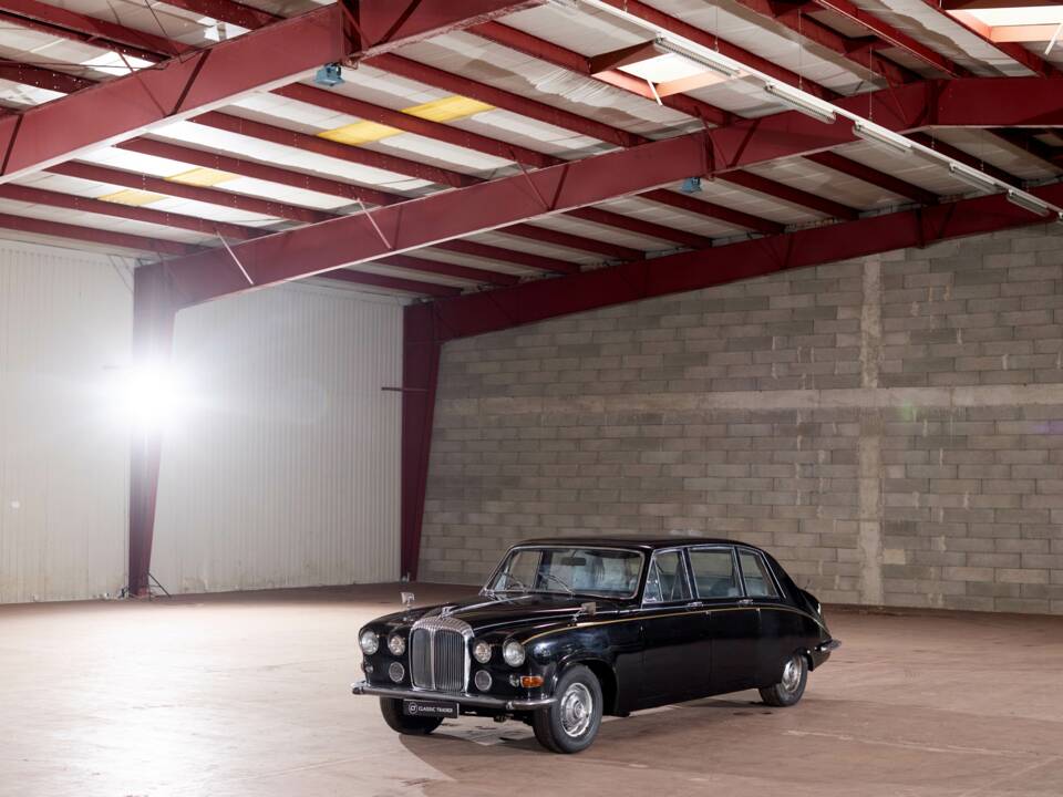 Image 10/70 of Daimler DS 420 (1976)