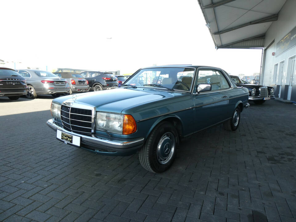 Image 3/20 de Mercedes-Benz 280 CE (1981)