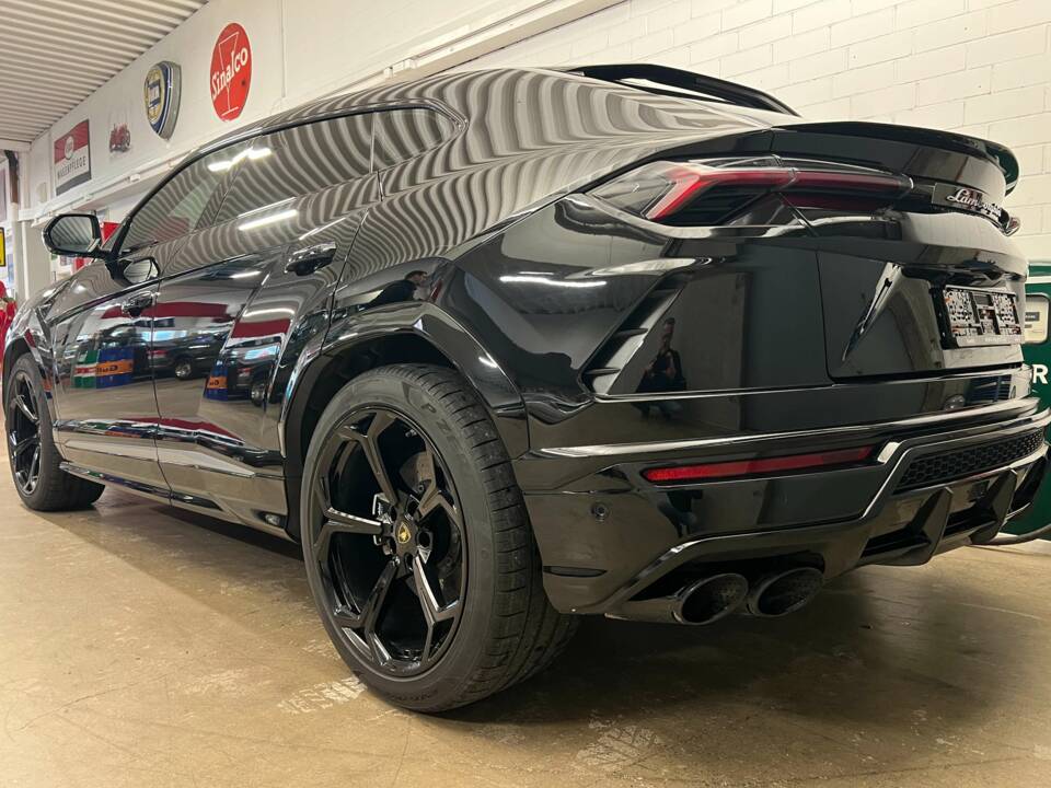 Image 14/18 of Lamborghini Urus (2019)