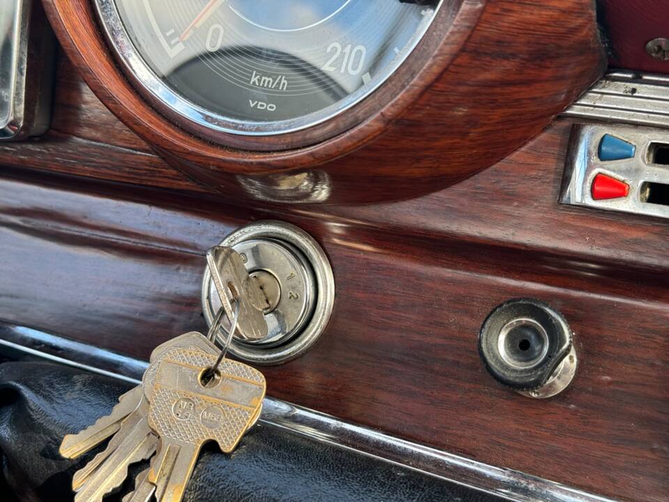 Image 122/132 of Mercedes-Benz 220 SE b (1963)