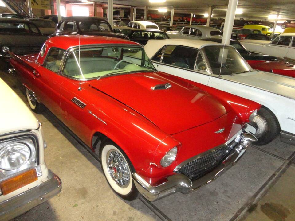 Image 22/38 of Ford Thunderbird (1957)