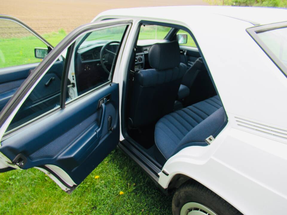 Bild 12/25 von Mercedes-Benz 190 D 2.5 (1986)