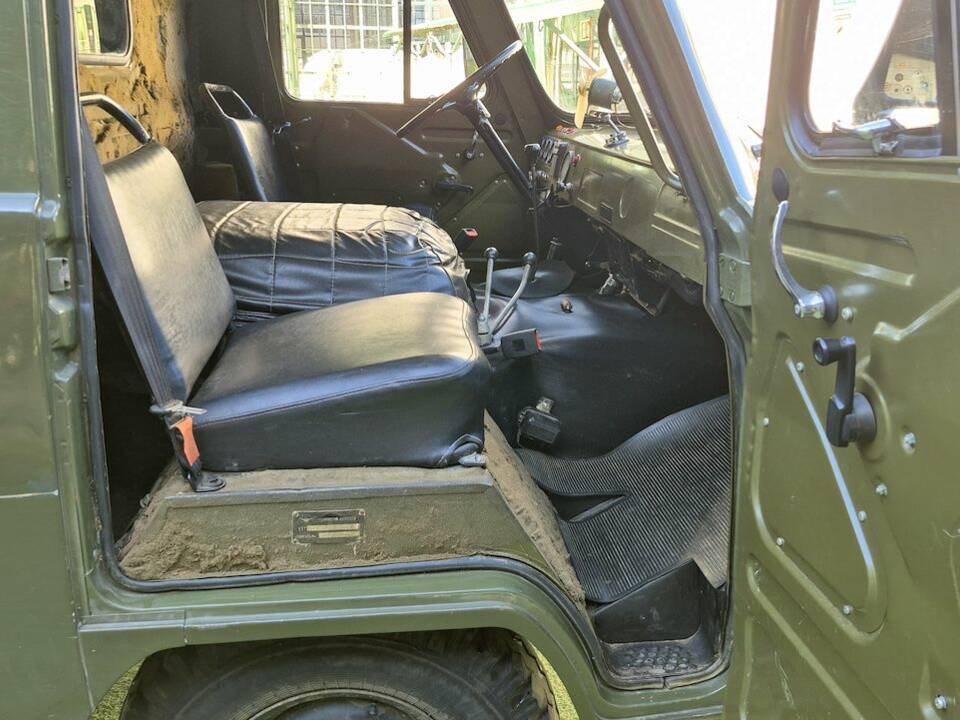 Image 28/51 of UAZ 3741 (1991)