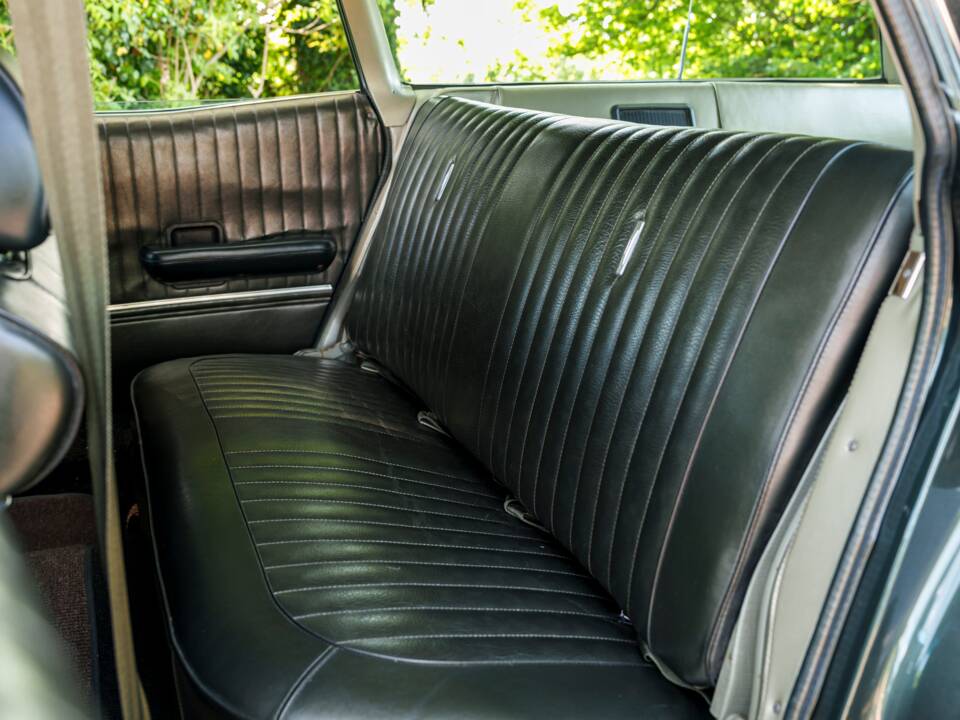 Image 24/28 of Ford LTD Country Squire (1968)