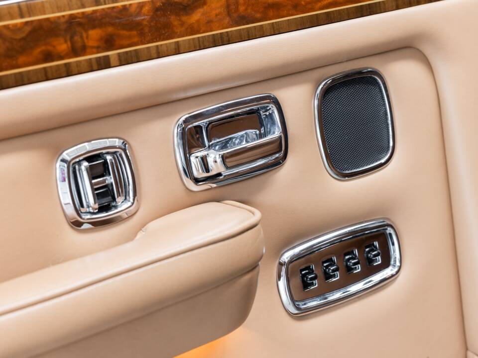 Image 6/32 de Rolls-Royce New Silver Spur (1996)