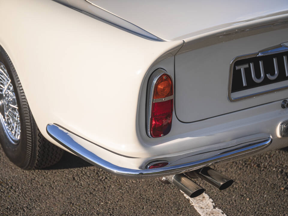 Image 12/42 of Aston Martin DB 6 Mk II Volante (1970)