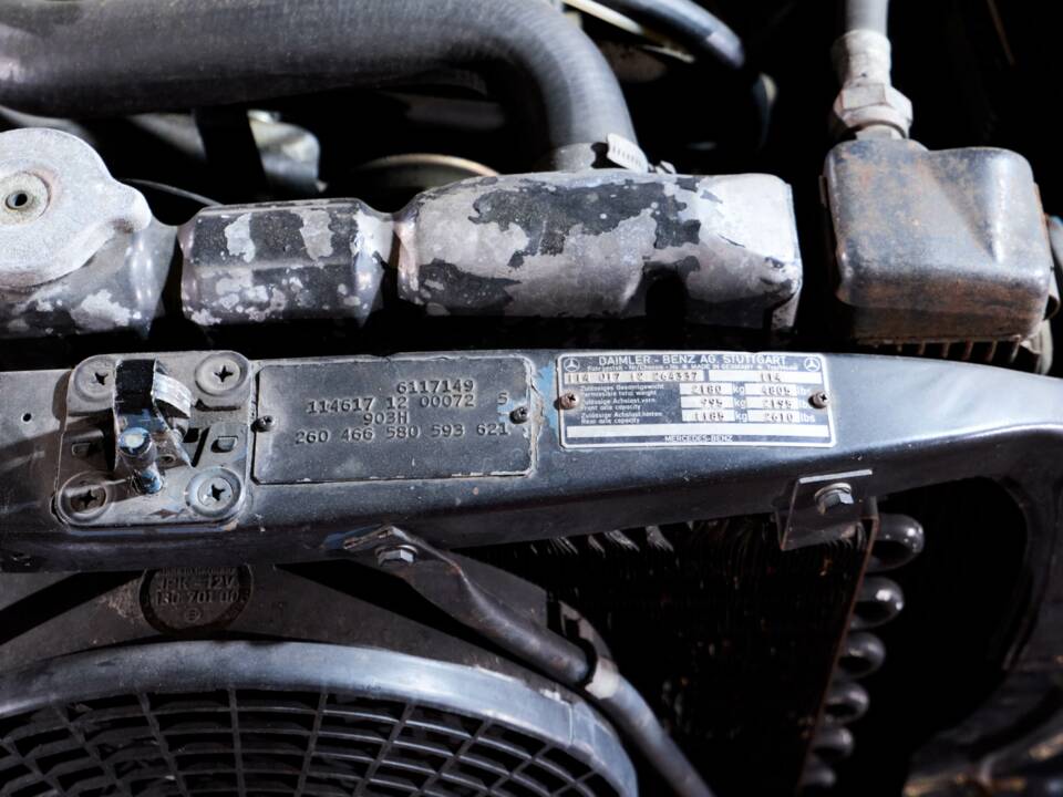 Image 49/64 of Mercedes-Benz 230/6 LWB (1976)