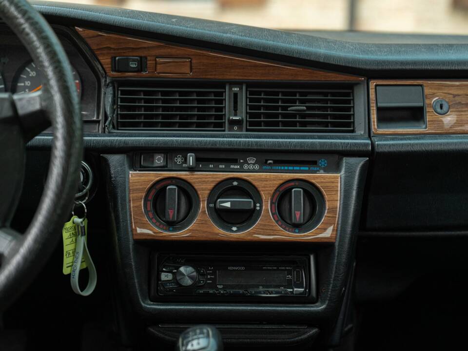 Image 30/50 of Mercedes-Benz 190 E 1.8 (1991)