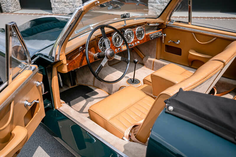 Image 2/50 of Aston Martin DB 2&#x2F;4 Mk I DHC (1954)