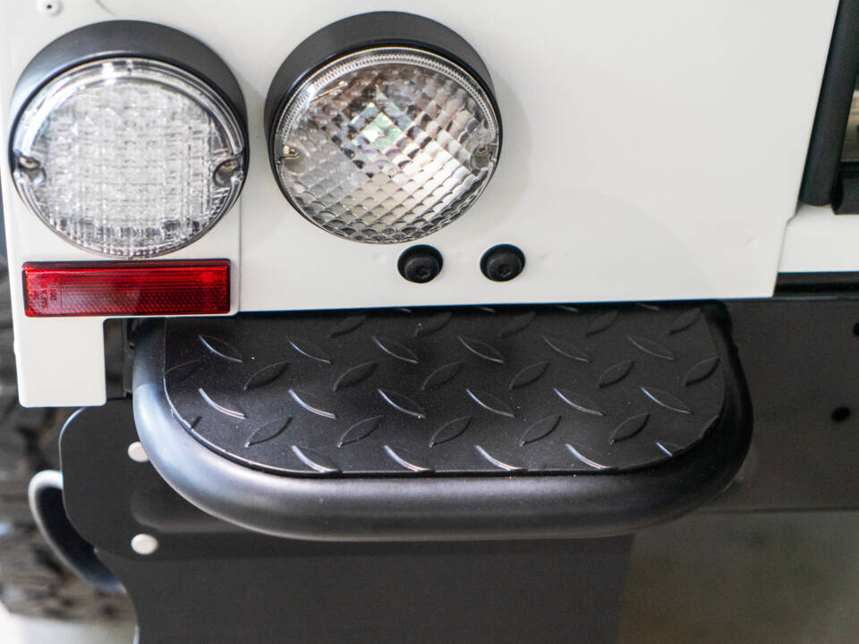 Bild 21/30 von Land Rover Defender 90 Works V8 (2012)