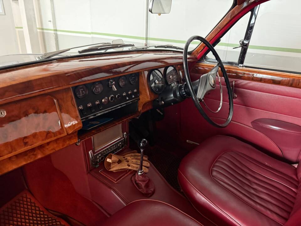 Image 9/22 of Jaguar 240 (1968)