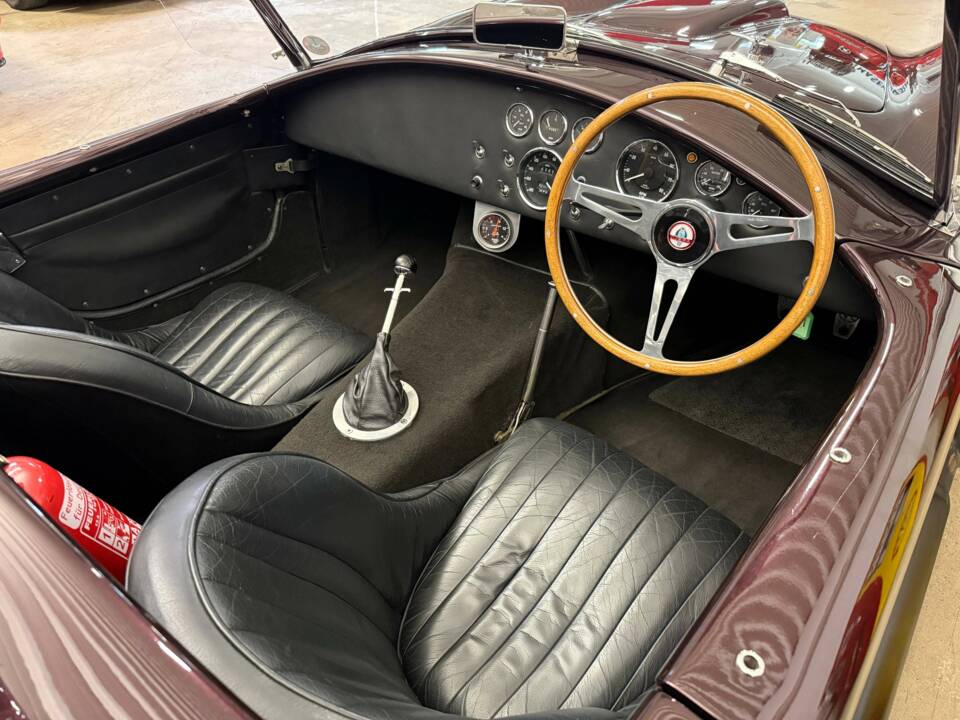 Image 12/17 of AC Cobra 427 (1968)