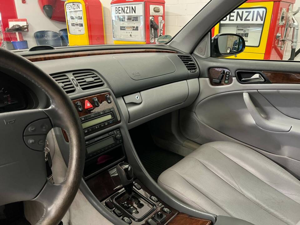 Image 10/17 of Mercedes-Benz CLK 320 (2001)