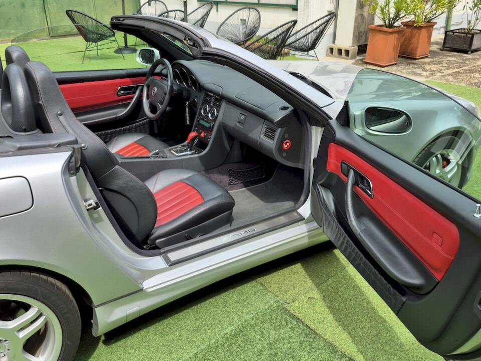 Afbeelding 29/63 van Mercedes-Benz SLK 32 AMG (2001)