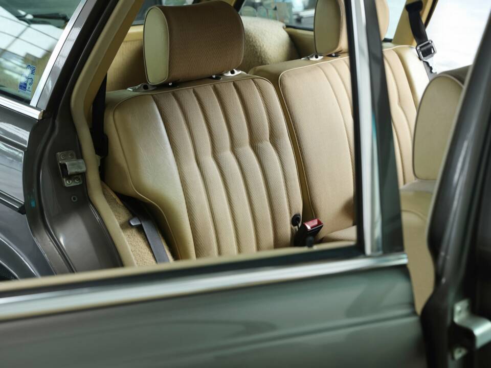 Image 25/49 of Mercedes-Benz 230 TE (1981)