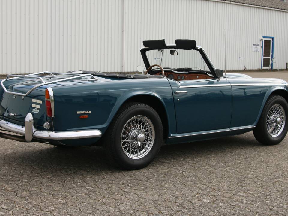 Image 6/74 of Triumph TR 250 (1968)