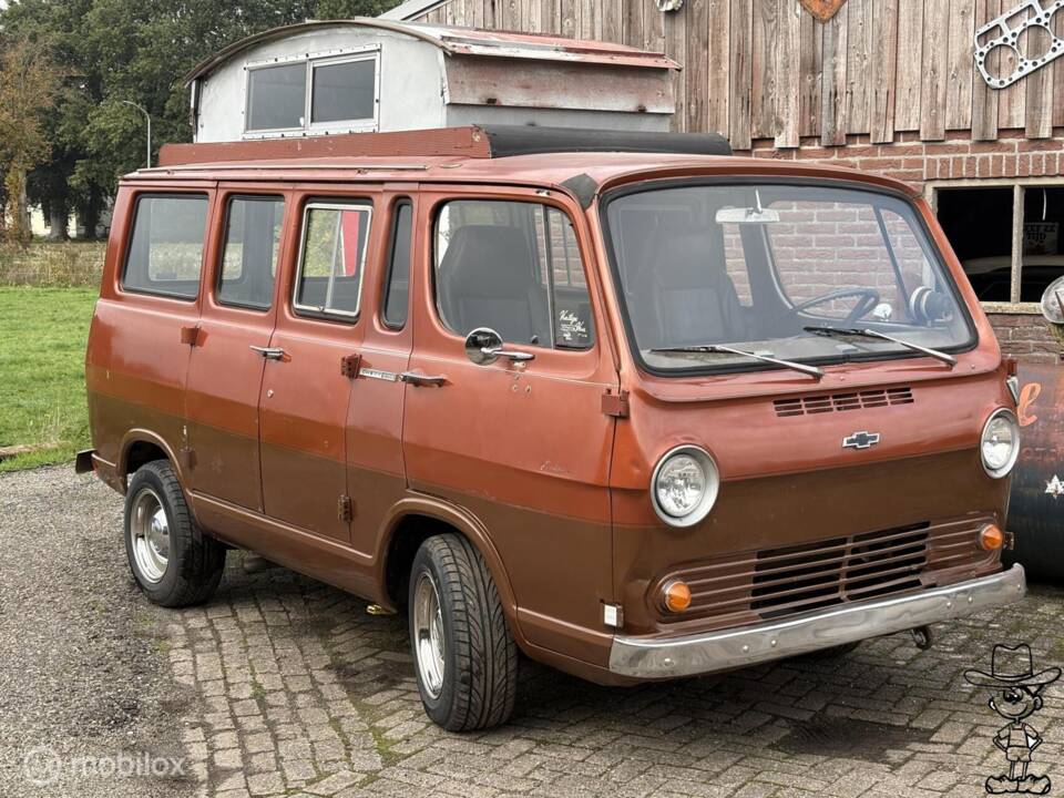 Image 2/50 of Chevrolet G-10 Van (1965)