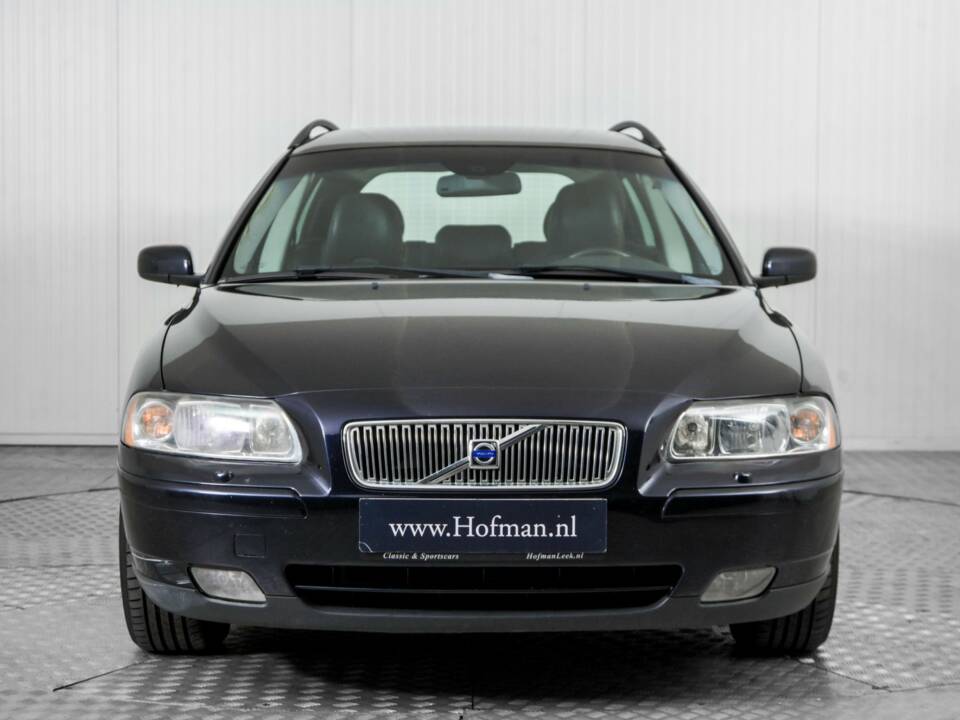 Bild 13/48 von Volvo V 70 2.4 (2006)