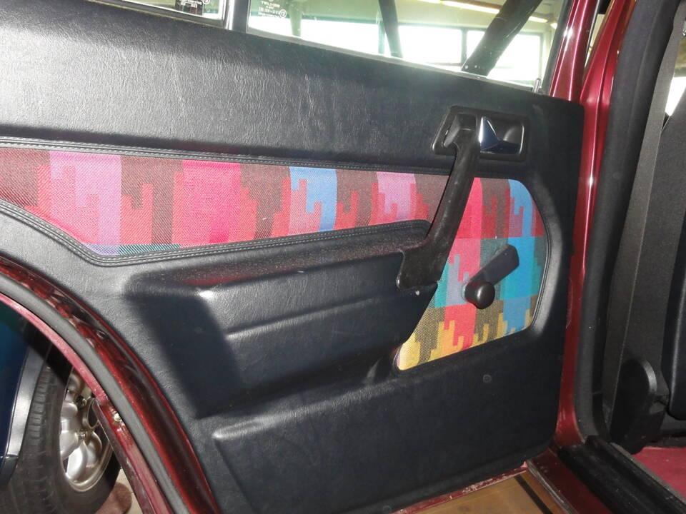 Image 81/137 of Mercedes-Benz 190 E 1.8 Avantgarde &quot;Rosso&quot; (1992)