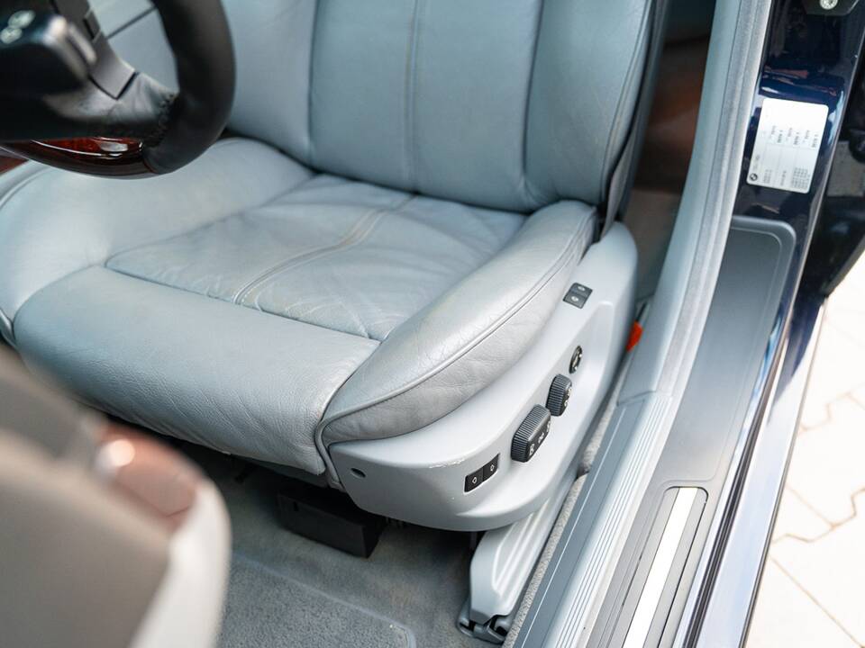 Image 25/55 of BMW 740i (1997)