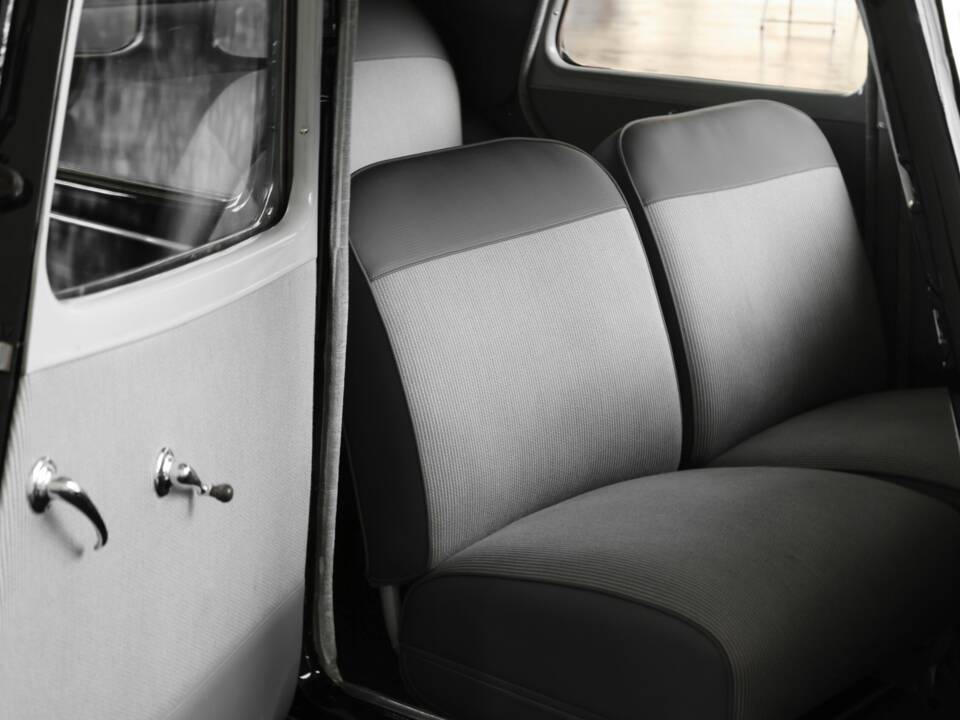 Image 31/50 of Citroën Traction Avant 11 BL (1953)