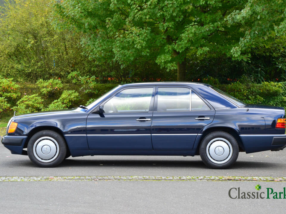 Imagen 2/50 de Mercedes-Benz 200 E (1991)