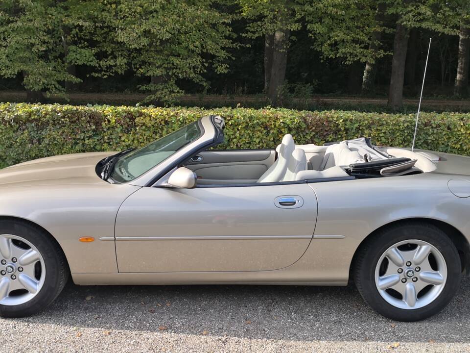 Image 5/36 of Jaguar XK8 4.0 (1998)