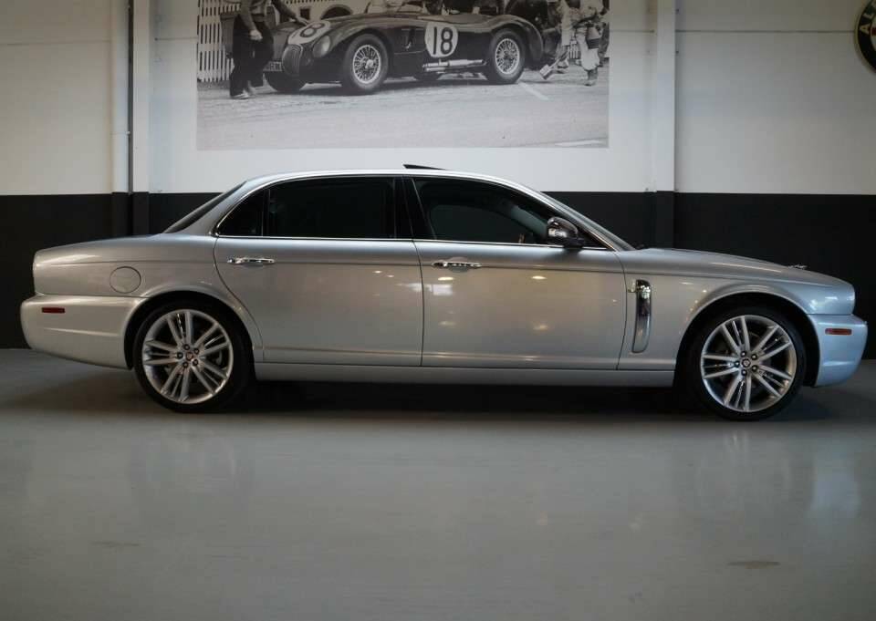 Image 23/50 of Jaguar XJ 8 4.2 (2007)